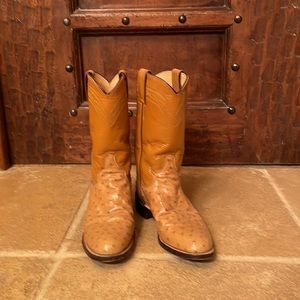 Justin round toe ostrich cowgirl roper boot.